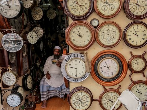 Chor Bazaar, Crawford Market, South Mumbai, Weather In India, Backpacking India, India Shopping, India Culture, Religious Paintings, Visit India