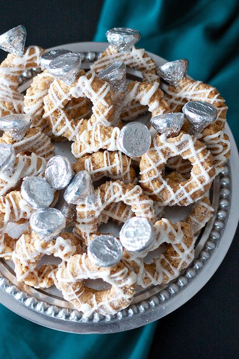 Engagement Ring Rice Krispies. Super cute for an engagement party! Engagement Rice Krispie Treats, Desserts For Engagement Party, Engagement Party Desserts Ideas, Engagement Party Treats, Engagement Treats, Engagement Desserts, Engagement Party Dessert, Engagement Party Recipes, Engagement Party Desserts