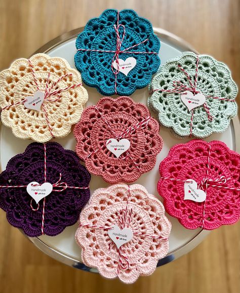 Coaster Patterns, Crochet Hot Pads, Cute Coasters, Crochet Coaster Pattern, Crochet Coaster, Mode Crochet, Pola Amigurumi, Custom Crochet, Crochet Flower Patterns