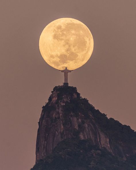 Photographer Captures Christ The Redeemer Holding The Moon | PetaPixel Bible Fanart, Holding The Moon, Nature God, Photographing The Moon, God Nature, Jesus Son, Jesus Son Of God, Moon God, Bible Wallpaper