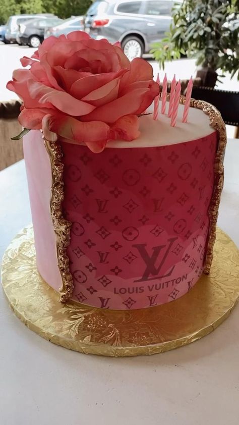 Pink Louis Vuitton Cake, Louis Vuitton Cake, Pink Louis Vuitton, Cakes Beautiful, 25th Birthday Cakes, Culinary Chef, Unique Birthday Cakes, 21st Birthday Cakes, Pink Birthday Cakes