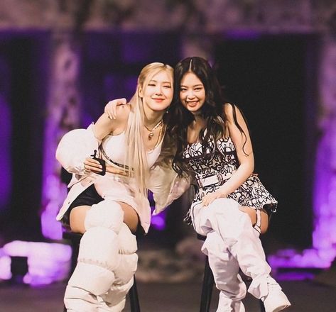 Rose And Jennie, Jennie And Rose, Rosé Aesthetic, Jennie Rose, Blackpink Members, Dara Kpop, Jennie Kim Blackpink, Blackpink Photos, Blackpink In Your Area