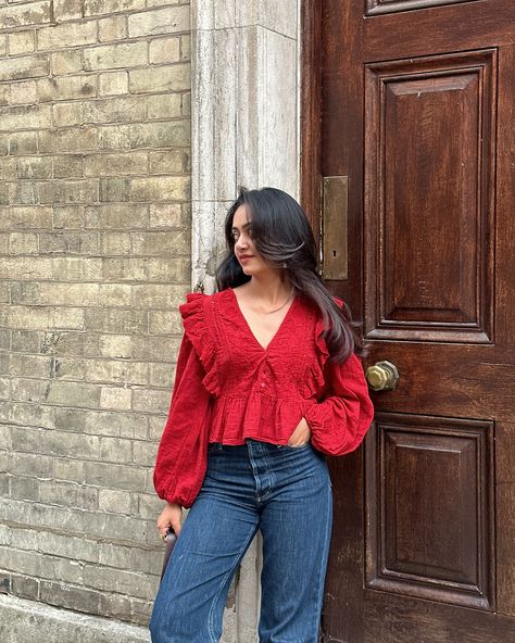 One of my favourite blouses everrrr 🍓 Top: @zara 3 years old Jeans: @massimodutti Ballet flats: @charleskeithofficial (gifted) Bag: @madewell (gifted) Jean And Top Outfit Casual, Different Dressing Styles For Women, Jeans With Tops Style, Blouse Top Outfits, Colorful Blouse Outfit, Aesthetic Tops For Women, Aesthetic Tops Outfit, Pretty Tops With Jeans, Jean And Top Outfit