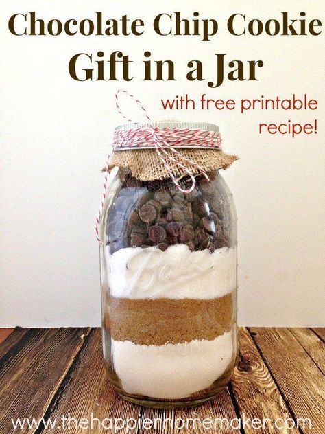 Easy Chocolate Chip Cookie Mix in a Jar Gift and Free Printable Delicious, soft bakery-style chocolate chips cookie mix in a jar are a favorite dessert recipe you won't want to miss! - Try this easy recipe to make your own DIY delicious chocolate chip cookie mix in a jar, the perfect holiday gift! Cookie Mix In A Jar, Mix In A Jar, Mason Jar Cookies, Chocolate Chip Cookie Mix, Best Chocolate Chip Cookies Recipe, Easy Chocolate Chip Cookies, Cookie Gift, Mason Jar Meals, Choc Chip Cookies