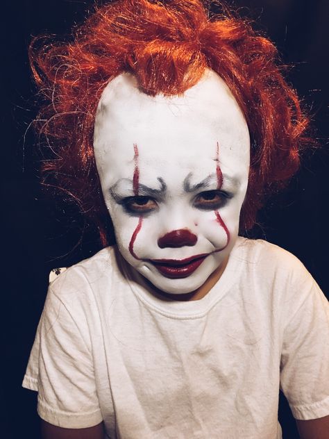 Pennywise the clown kids Halloween makeup Penny Wise Makeup Boy, Kids Pennywise Costume, Kids Pennywise Makeup, It Makeup Clown Pennywise, Scary Kids Halloween Costumes, Pennywise Party, Pennywise Make Up Girl, Halloween Pennywise, Pennywise Makeup