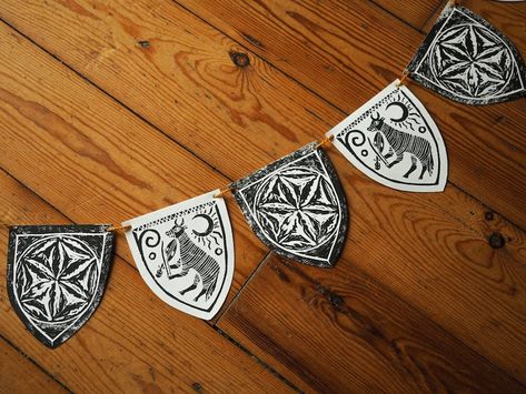 Medieval Aesthetic Decor, Medieval Wall Decor, Medieval Room Decor, Medieval Decorations Diy, Medieval Wedding Decorations, Medieval Party Decorations, Wizard Decor, Medieval Decorations, Tattoo Merch