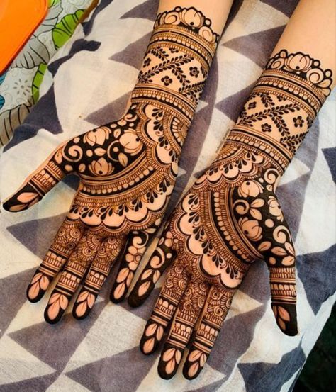 Engagement Mehendi Minimal, Bridal Half Hand Mehndi Designs, Indian Bride Looks Inspiration, Semi Bridal Mehendi Design Back Hand, Diwali Mehandi Designs Front Hand, Front Hand Mehendi Aesthetics, Latest Mehndi Designs For Engagement, Karwachauth Mehndi Designs Latest Simple, Wedding Guest Mehendi Design