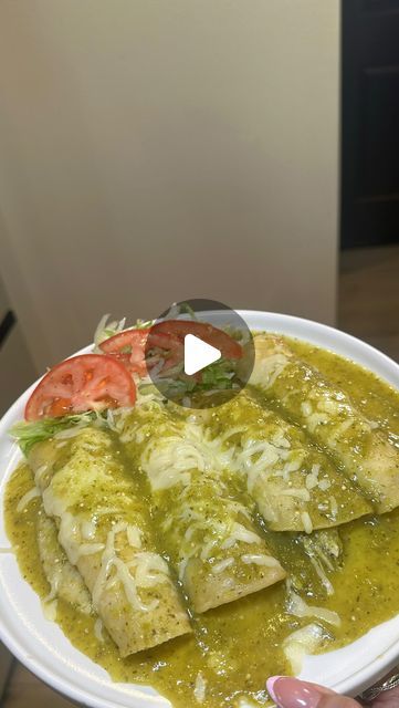 MOSBEEE✍🏼 | Enchiladas verdes 😍🍃 | Instagram How To Make Chicken Enchiladas, How To Make Green Enchiladas, How To Make Green Enchilada Sauce, Green Enchiladas Recipe, Enchiladas Chicken Green, Green Cheese Enchiladas, Enchilada Verde Recipe, Green Chilli Chicken Enchiladas, Mexican Green Enchiladas