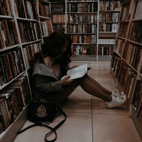 Faceless Black Woman Aesthetic, Black Woman Aesthetic Faceless, Faceless Black Woman, Dark Academia Girl, Faceless Photos, Girl Faceless, Black Academia, Faceless Pics, Academic Aesthetic