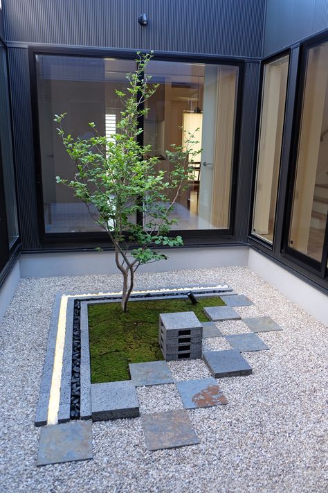 Japanese Garden Landscape, Courtyard Landscaping, Narrow Garden, Home Backyard, Zen Garden Design, Japanese Style House, Courtyard Gardens Design, Japanese Garden Design, Decor Flowers