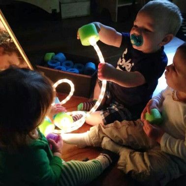 infants with light exploring materials Montessori, Infant Classroom Ideas Daycares, Infant Room Ideas, Infant Room Daycare, Infant Toddler Classroom, Shadow Activities, Early Childhood Activities, Infant Classroom, Toddler Class