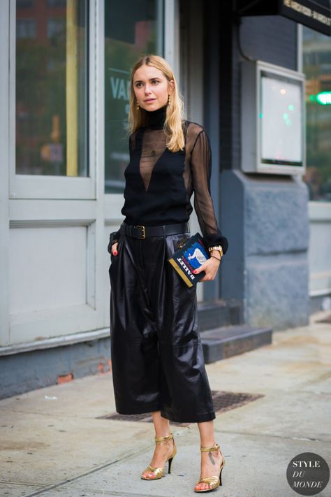 Pernille Teisbaek Street Style Street Fashion Streetsnaps by STYLEDUMONDE Street Style Fashion Photography Sheer Turtleneck, Fashion Gone Rouge, Street Style 2016, Cool Summer Outfits, Fresh Outfits, Straight Cut Jeans, Estilo Chic, Street Style Trends, Popular Outfits