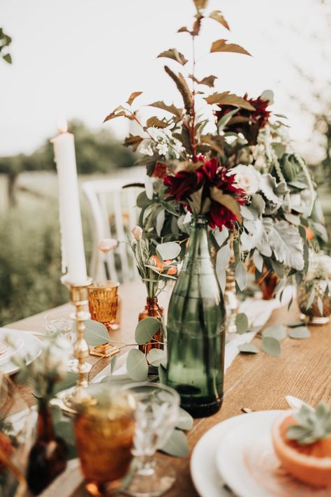 Fall Tablescape In The Field - Liz Marie Blog Simple Field Wedding, Cozy Fall Decor, Fall Table Settings, Fall Tablescapes, Fall Table Decor, Boho Fall, Deco Floral, Fall Table, Autumn Inspiration