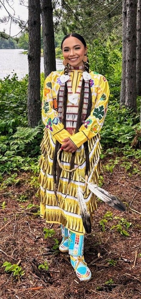 Native American Jingle Dress, Jingle Dress Regalia, Jingle Dress Dancer, Powwow Dancers, Regalia Beadwork, Powwow Outfits, American Indian Clothing, Native Dresses, Native Clothing