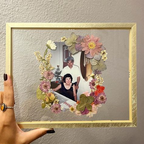 Personalized Floating Frame for Photo and Pressed Flower Frame For Photo, Custom Gift Ideas, Pressed Flower Crafts, Dekor Diy, Pressed Flower Art, Arte Inspo, Craft Night, Crafty Craft, Pressed Flower