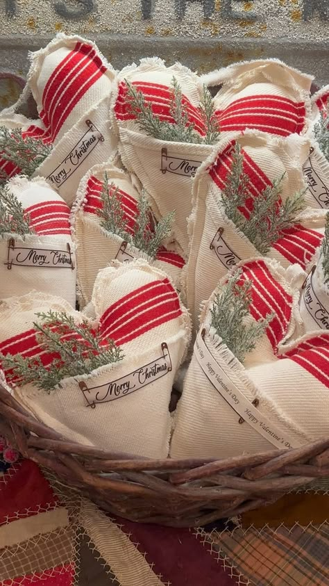 Christmas Bazaar Crafts, Christmas Booth, Christmas Lodge, Christmas Patchwork, Fabric Christmas Trees, Bazaar Crafts, Country Christmas Decorations, Expensive Shoes, Christmas Hearts