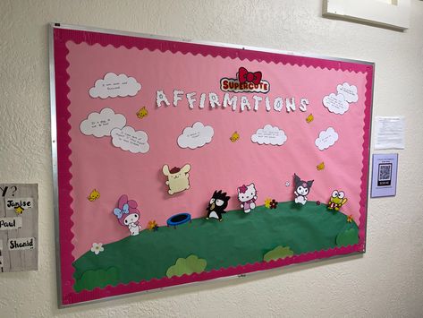 Cute Aesthetic Classroom, Hello Kitty Classroom Ideas, Sanrio Bulletin Board, Hello Kitty Classroom Decorations, Bulliten Boards Ideas Aesthetic School, Hello Kitty Bulletin Board, Sanrio Classroom Theme, Bulletin Board Ideas For Teachers Elementary, Sanrio Door Decs