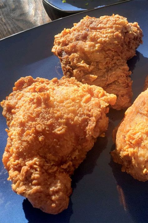 Looking for dinner ideas? Try cooking this crispy fried chicken. Use buttermilk and chicken to cook this easy fried chicken for an easy dinner. Essen, Cooking Fried Chicken, Easy Fried Chicken, Crispy Fried Chicken, Food Therapy, Chicken Dinner Recipes, Chicken Breast Recipes, Food Obsession, Photographing Food