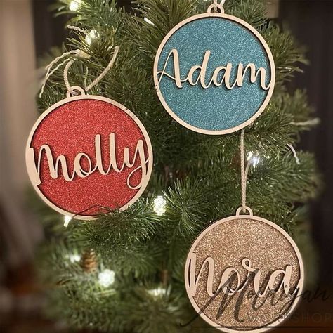 Diy Wooden Christmas Ornaments, Laser Ornaments, Lézervágott Fa, Baby Crafts Diy, Idee Cricut, Easy Diy Christmas Gifts, Laser Cut Wood Crafts, Laser Engraved Ideas, Wooden Christmas Ornaments