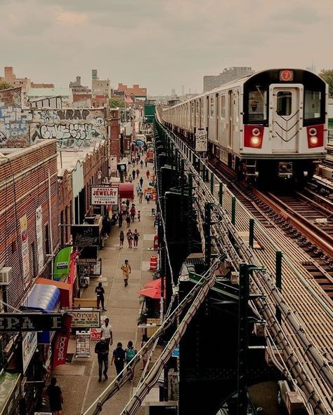 New York People, Queens Nyc, New York Architecture, Jackson Heights, Autumn In New York, Washington Heights, New York Subway, Nyc Aesthetic, New York Photos