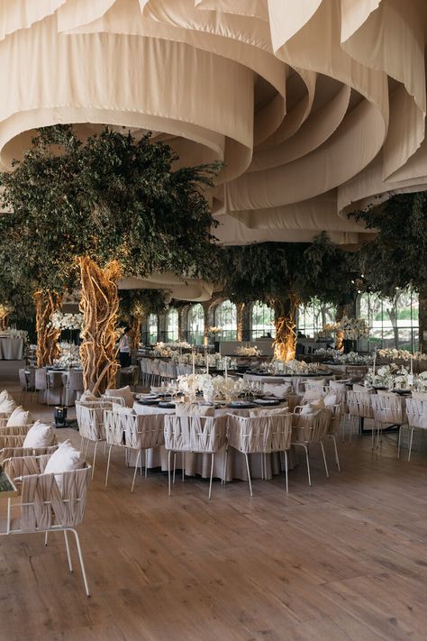 Pavillion Decoration Ideas, Wedding Salon Decoration, Ceiling Design Wedding, Outdoor Wedding Tent Ideas, Weddings 2025, Wedding Venues Ideas, Ceiling Wedding, Event Venue Design, Wedding Ceiling Decorations