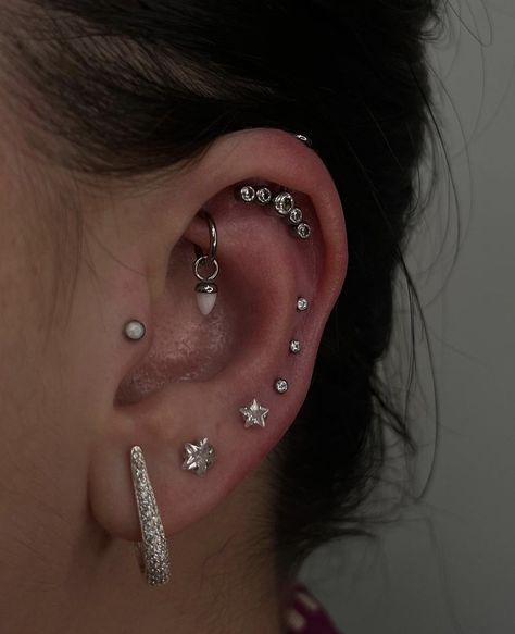 Earing Stack Ideas, Inside Ear Piercing, New Piercing Ideas, Piercing Styling, Piercing Aesthetic, Ear Stacks, Tongue Piercing Jewelry, Chunky Silver Jewellery, Pretty Nose