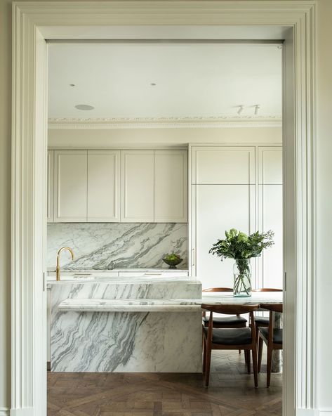 @202_design recently completed a beautiful kitchen in Richmond. With bespoke cabinetry in a specialist, two-part lacquered paint finish and a raised moulded detail the space oozes charm. The kitchen island and bar table are covered in Arabescato marble adding texture and visual interest to the room. For over twenty years, @202_design has created fine, handcrafted kitchens and bespoke fitted cabinetry for private clients and design professionals. The team brings a flexible and personal appro... Arabescato Marble Kitchen, Kitchen Island And Table, Kitchen Island And Bar, Modern English Interior, Bespoke Cabinetry, Marble Kitchen Island, Small Modern Kitchens, Arabescato Marble, Bespoke Kitchen Design