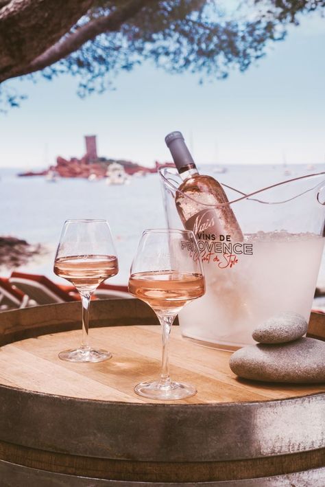 A table, dans un établissement ou à la maison, le Vin de Provence rosé se savoure en toutes occasions et toute l’année ! L'abus d'alcool est dangereux pour la santé, à consommer avec modération. Wine Aesthetic, Rosé Aesthetic, Modern Life, Wine And Spirits, Sauce Recipes, White Wine, Provence, Rose Wine, A Table