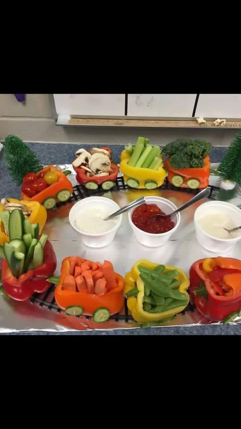 Bell pepper train veggie snack bowls... Great for a party Baby Shower Snacks Boy, Veggie Display, Appetizers For Kids, Vegetable Platter, Decorações Com Comidas, Party Food Buffet, Kids Party Food, Veggie Tray, Shower Food