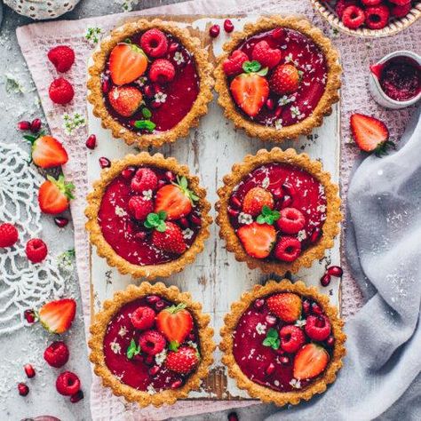 Granola Tarts with Vegan Raspberry Panna Cotta - Bianca Zapatka | Recipes Raspberry Panna Cotta, Panna Cotta Tart, Raspberry Granola, Mexican Sweet Potatoes, Vegan Tarts, Vegan Lemon Cake, Vegan Granola, Sweet Potato Skins, Raspberry Tarts