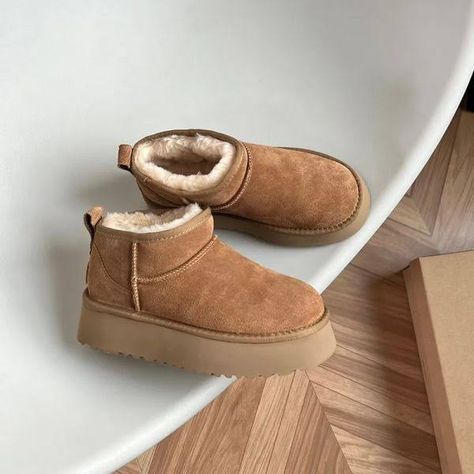 Ultra mini brown Uggs. Fuzzy brown Uggs Australian Boots, Ugg Classic Ultra Mini, Fur Snow Boots, Warm Boots, Boots For Men, Casual Slippers, Women Encouragement, Ugg Classic, Winter Snow Boots