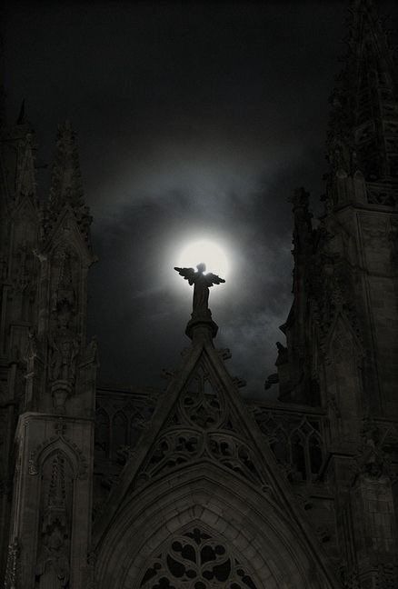 Darkcore Background, Dark Statue Aesthetic, Vampcore Aesthetic, Darkcore Wallpaper, Dark Knight Aesthetic, Vampirecore Aesthetic, Aesthetic Darkcore, Darkcore Aesthetic, Goth Architecture