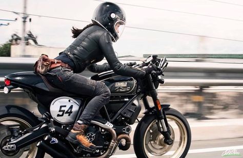 Nine T Bmw, Women Riding Motorcycles, Modern Cafe Racer, Cafe Racer Helmet, Ducati Cafe Racer, Motorcycle Storage, Bmw R100, Scrambler Custom, Cafe Racer Girl