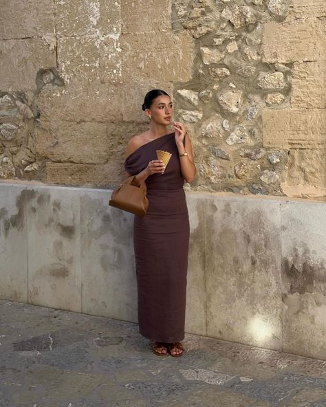 Sherien Boni | Gelato season | Instagram Beach Dress Wedding Guest, Beach Dress Wedding, Linen Dress Outfit, Maxi Dress Beach, Summer Office Outfits, Elegant Classy Outfits, Long Fitted Dresses, Chic Business Casual, High Waisted Dress Pants