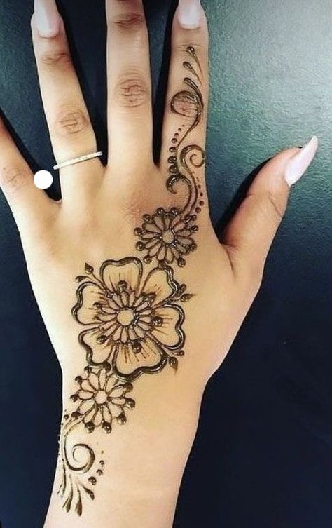 Henna Designs With Hearts, Floral Henna Designs Simple Easy, Simple Mhndi Dsgns, Creative Henna Designs, Easy And Simple Henna Designs, Henna Hip Tattoo, Henna Designs Right Hand, Easy Hand Henna Designs For Beginners, Henna Simple Designs Easy