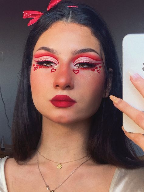 Red Makeup Looks Full Face, Cupid Face Makeup, Queen Of Heart Makeup Ideas, Red Hearts Makeup, Red Halloween Makeup Ideas, Creative Red Makeup Looks, Red Valentines Makeup Looks, Red Eye Makeup Halloween, Queen Of Hearts Eye Makeup