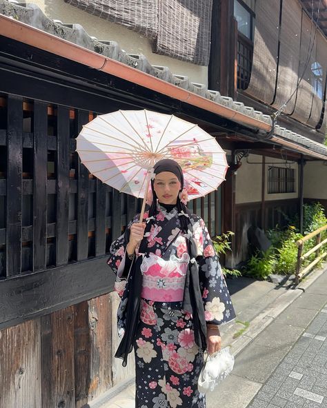 The kimono I wore in Kyoto during AFW ƪ(˘⌣˘)ʃ I’m never leaving Japan. Aesthetic Kimono, Yukata Outfit, Kimono Aesthetic, Green Kimono, Kimono Japan, Kimono Outfit, Outfit Aesthetic, May 17, Instagram Aesthetic