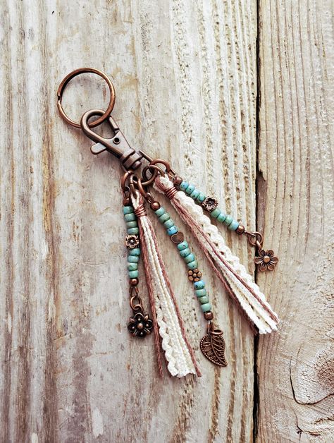 A little lace and beads for a boho vibe on this sweet little keychain tassel. candysbookthongs.com Tassel Keychain Diy, Tassen Hanger, Boho Tassel Keychain, Macrame Gifts, Boho Bag Charm, Purse Charms Diy, Tassels Tutorials, Lace And Beads, Keychain Beaded