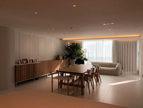 Luxury Apartments Interior, Contemporary Living Room Design, Apartment Dining, Warm Home Decor, Japandi Interior, Midcentury Home, Apartment Aesthetic, Minimalist Room, Interior Deco