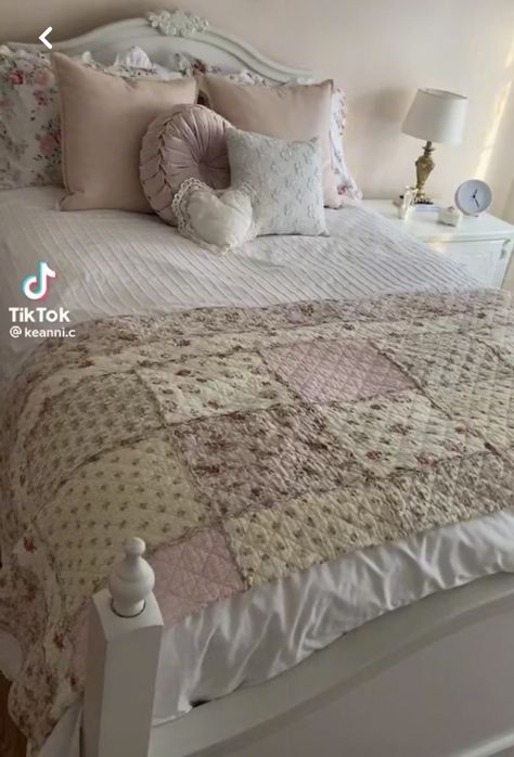 Coquette Quilt, Coquette Dorm, Quilt Aesthetic, Small Bedroom Inspiration, Pink Quilt, Bedroom Cozy, Shabby Chic Room, Quilting Room, Girly Room