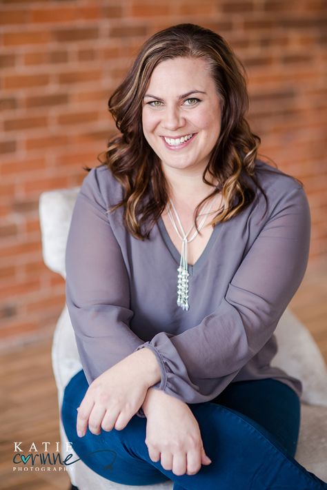 Simple, relaxed headshot portrait of professional women.  Outfit choice has simple complimenting color tones and lovely accessories.  White chair with a red brick wall.  Colorado studio headshot portraits, Katie Corinne Photography. www.katiecorinne.com Relaxed Headshots, Headshot Outfit Ideas, Casual Headshots, Headshot Wardrobe, Headshot Outfit, Corporate Photoshoot, Outdoor Headshots, Business Headshots Women, Portrait Headshots