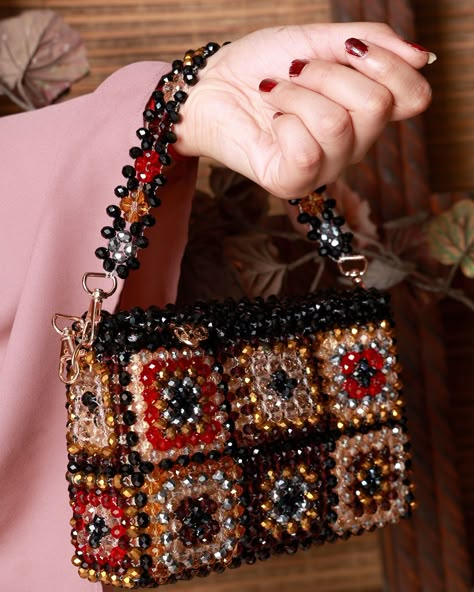 Beaded Purse Outfit, Granny Square Beaded Bag, Beaded Bag Handle, Beaded Handbag Patterns, Bead Crochet Bag, Crystal Beaded Bag, Beads Bags Handmade, Crystal Outfits, Unique Bags Design