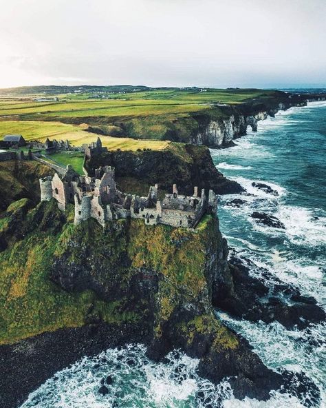 Dunluce Castle, Ireland Aesthetic, Irish Castles, Castles In Ireland, Castle Aesthetic, Abandoned Castles, Castle Ruins, Destination Voyage, Beautiful Castles