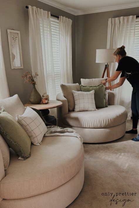 Transform your living space with this inspiring design that focuses on natural light, greenery, and subtle color accents 🌿 The neutral tones offer a sense of calmness, while the cleverly placed greenery enhances the overall ambiance 🛋️ The addition of hints of color adds vibrancy without compromising the design's chic and serene atmosphere 🤍 Reading Area By Window, Accent Corner In Living Room, Chair Nook In Bedroom, Two Chairs In Front Of Window, Aesthetic Chairs Bedroom Corner, Cosy Sitting Room Ideas, Entry Sitting Room Ideas, Unused Space Ideas, Living Room Reading Nook Ideas