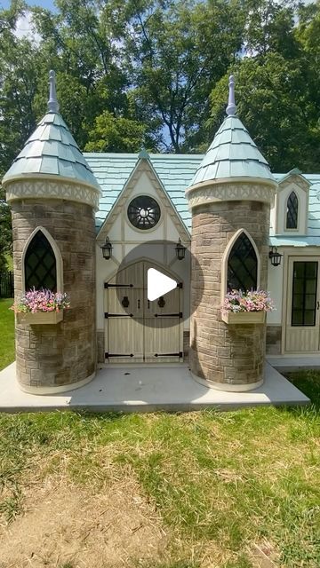 Playhouse Outdoor Diy, Diy Playhouse Outdoor, Little Tikes Playhouse Makeover, Playhouse Interior Ideas, Big Playhouses, Luxury Playhouses, Castle Playhouse, Diy Playhouse, Backyard Playhouse