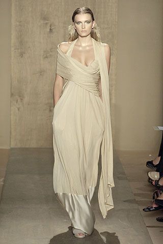 6. spring 2007 collection designer Donna Karen, the dress resembles the draping in the statue. how it clings to the body also shows a resemblance of the statue. Ancient Roman Inspired Fashion, Greek Roman Dress, Ancient Roman Fashion Women, Roman Toga Woman, Roman Dress Modern, Roman Fashion Modern, Roman Inspired Dress, Egypt Fashion Modern, Etruscan Fashion