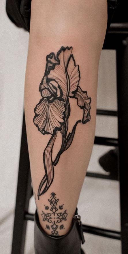 Tattoo Ideas Edgy, Dark Tattoo Ideas, Iris Flower Tattoo, Iris Tattoo, Tatoo Inspiration, Botanical Tattoo, Tattoo Cover-up, Baby Tattoos, Dark Tattoo