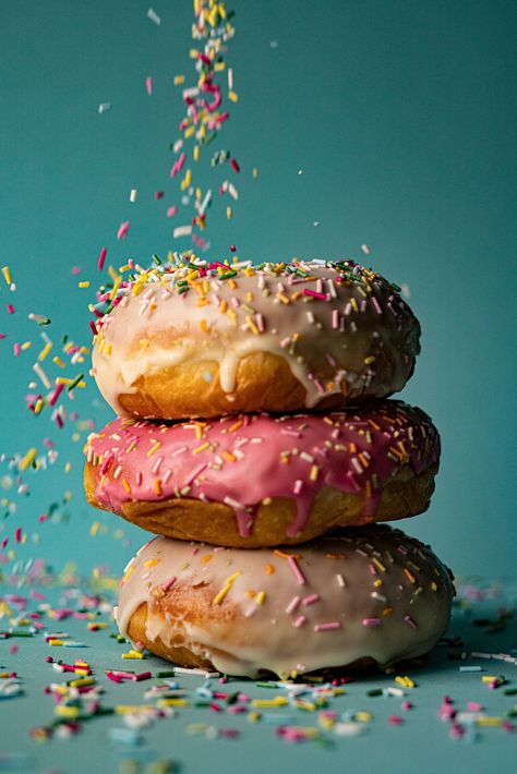 Gorgeous Food Doughnuts Photography, Super Donut, Donut Photos, Pop Art Food, Food Photography Dessert, Chocolate Shots, Photography Food Styling, Donut Art, Food Photoshoot