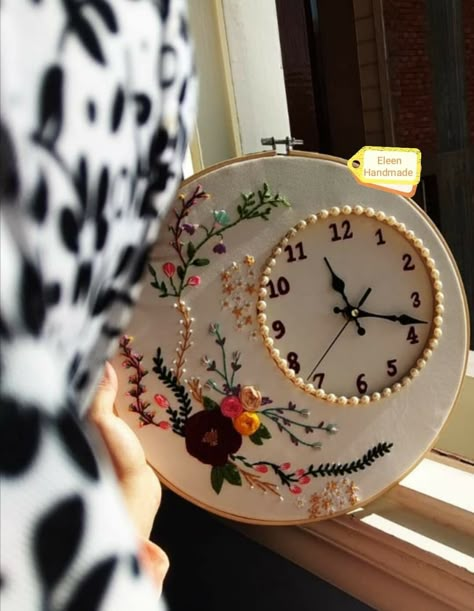 Hand Embroidery Decor Wall Art, Embroidery Hoop Clock Design, Embroidery Hoop Decor Wall Decorations, Embroidery Clock Design, Embroidered Hoop Art, Embroidery Hoop Art Diy Free Pattern, Embroidery Hoop Clock, Embroidery Watch, Embroidery Clock