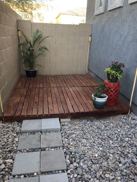 Pallet Deck Diy, Outdoor Patio Ideas Backyards, Yard Ideas Cheap, Yard Ideas Backyard, Diy Backyard Patio, Pallet Patio, Backyard Landscaping Plans, Diy Backyard Landscaping, Diy Deck